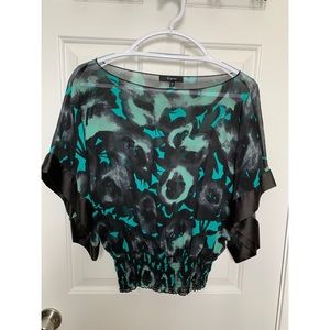 EXPRESS Black and Green Flowy Top Size:xs